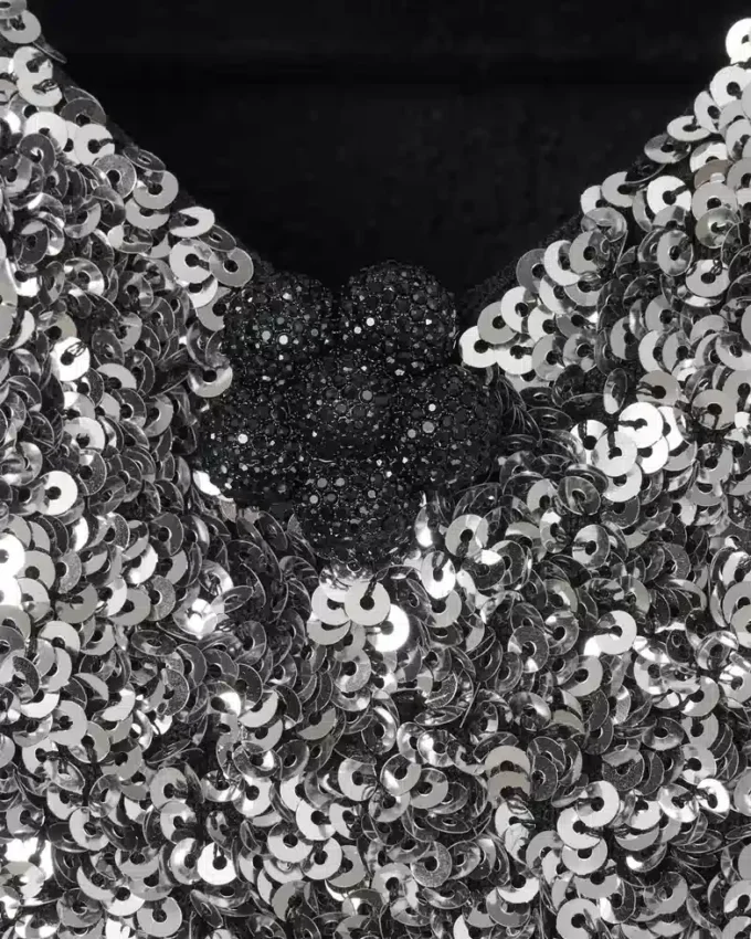 Abito in maglia con scollo a V e paillettes Abito in maglia con scollo a V e paillettes