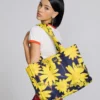 Borsa tote con motivo floreale laser