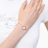 Il bracciale con catena a bottoni Il bracciale con catena a bottoni