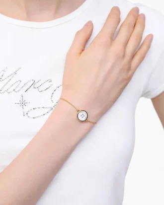 Il bracciale con catena a bottoni Il bracciale con catena a bottoni