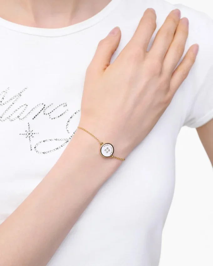 Il bracciale con catena a bottoni Il bracciale con catena a bottoni