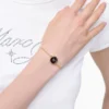 Il bracciale con catena a bottoni Il bracciale con catena a bottoni