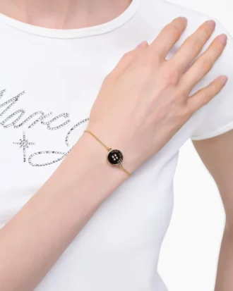 Il bracciale con catena a bottoni Il bracciale con catena a bottoni