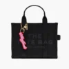 Il ciondolo per borsa con logo in corsivo
