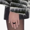 L’anello Monogram Pave L’anello Monogram Pave