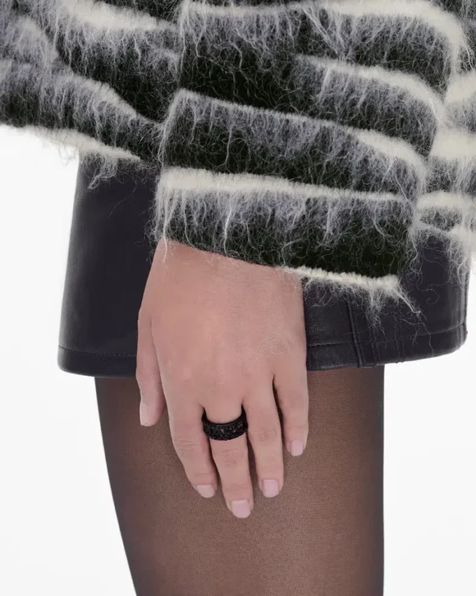L’anello Monogram Pave L’anello Monogram Pave