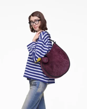 La borsa hobo grande in pelle scamosciata La borsa hobo grande in pelle scamosciata