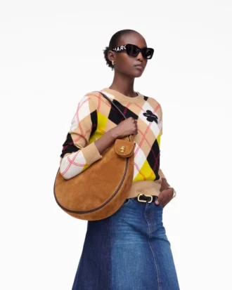 La borsa hobo grande in pelle scamosciata La borsa hobo grande in pelle scamosciata