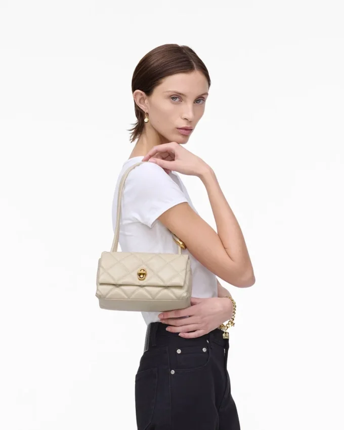 La mini borsa a doppia tracolla trapuntata La mini borsa a doppia tracolla trapuntata