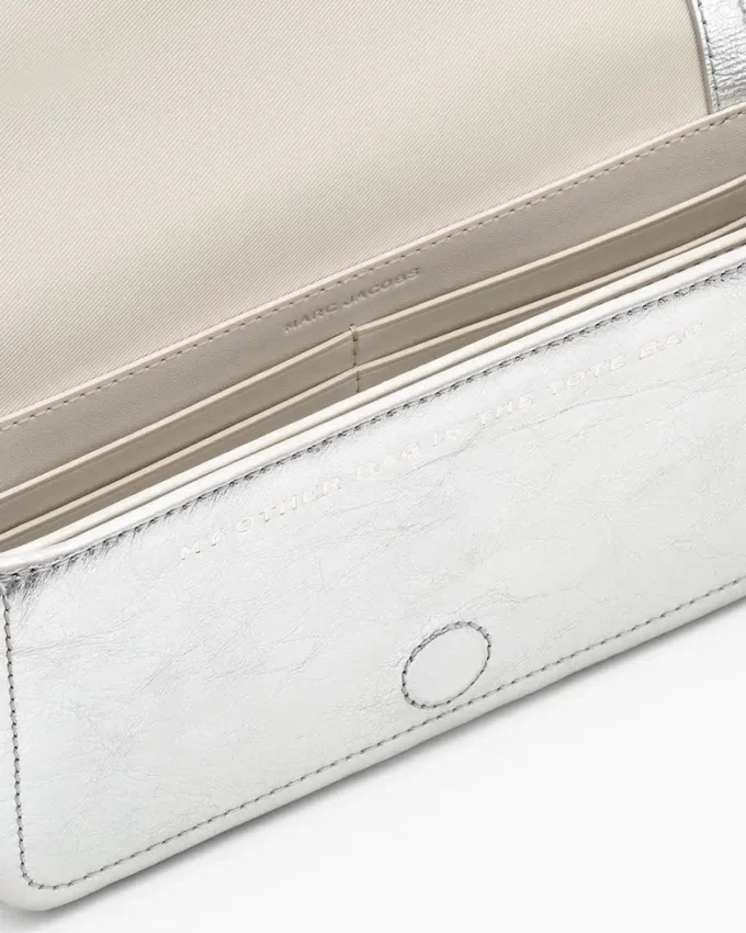 La mini borsa con catena in pelle metallizzata La mini borsa con catena in pelle metallizzata