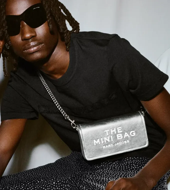 La mini borsa con catena in pelle metallizzata La mini borsa con catena in pelle metallizzata