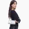 La mini borsa con doppia catena metallica