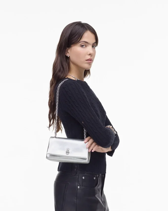 La mini borsa con doppia catena metallica