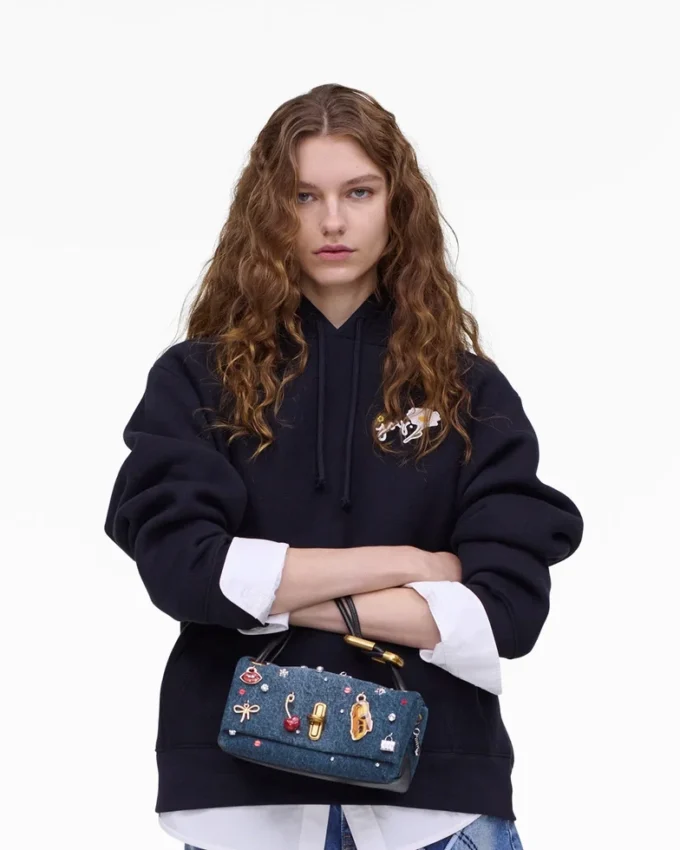 La mini borsa doppia in denim con ciondoli La mini borsa doppia in denim con ciondoli