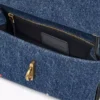 La mini borsa doppia in denim con ciondoli La mini borsa doppia in denim con ciondoli