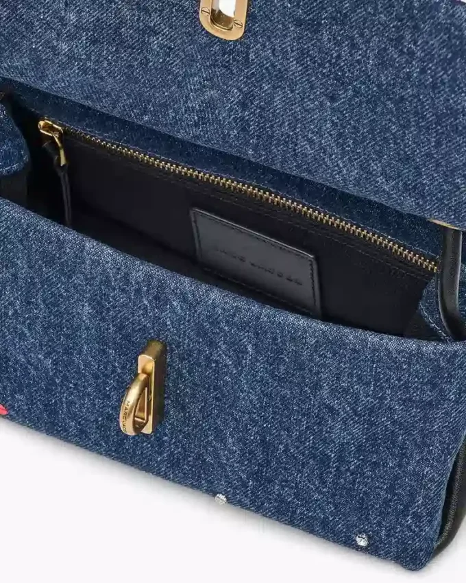 La mini borsa doppia in denim con ciondoli La mini borsa doppia in denim con ciondoli