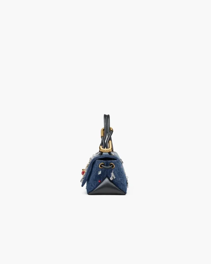 La mini borsa doppia in denim con ciondoli La mini borsa doppia in denim con ciondoli