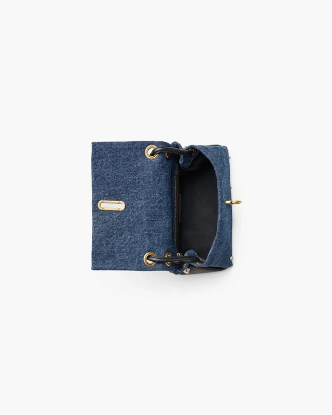 La mini borsa doppia in denim con ciondoli La mini borsa doppia in denim con ciondoli