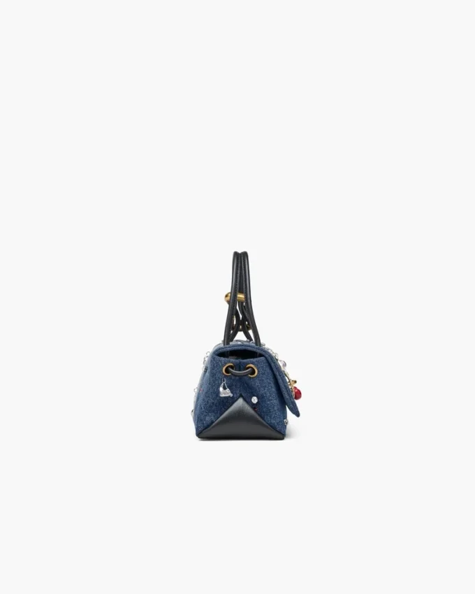 La mini borsa doppia in denim con ciondoli La mini borsa doppia in denim con ciondoli