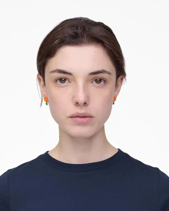 Orecchini a bottone Joy Flower di David Shrigley X Marc Jacobs Orecchini a bottone Joy Flower di David Shrigley X Marc Jacobs