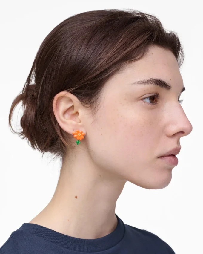 Orecchini a bottone Joy Flower di David Shrigley X Marc Jacobs Orecchini a bottone Joy Flower di David Shrigley X Marc Jacobs