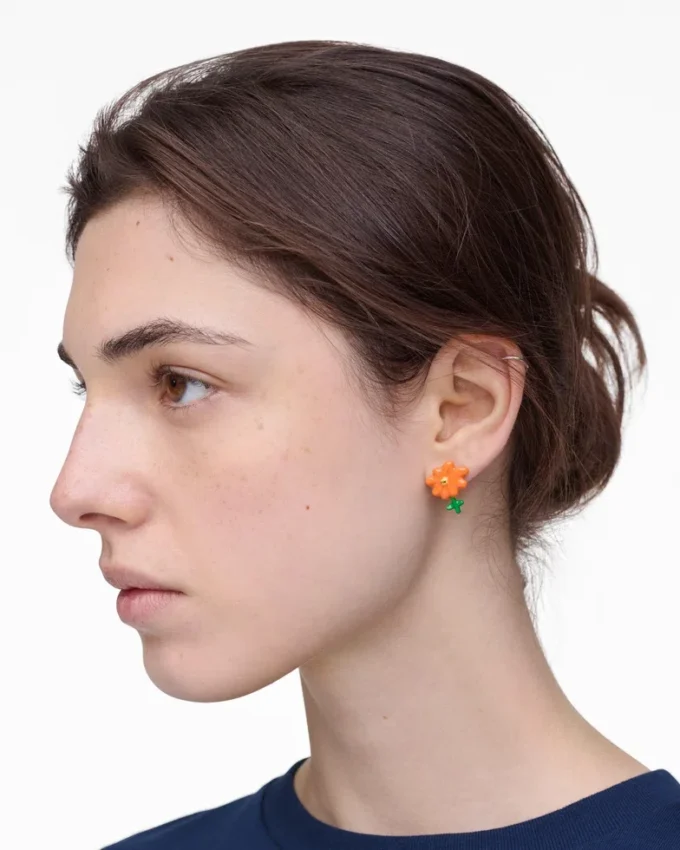 Orecchini a bottone Joy Flower di David Shrigley X Marc Jacobs Orecchini a bottone Joy Flower di David Shrigley X Marc Jacobs