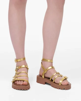 Sandalo gladiatore in pelle metallizzata con Daisy Sandalo gladiatore in pelle metallizzata con Daisy
