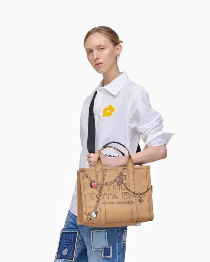 The Tote Bag media in tela con charm Trompe L’Oeil The Tote Bag media in tela con charm Trompe L’Oeil