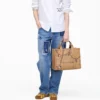 The Tote Bag media in tela con charm Trompe L’Oeil The Tote Bag media in tela con charm Trompe L’Oeil