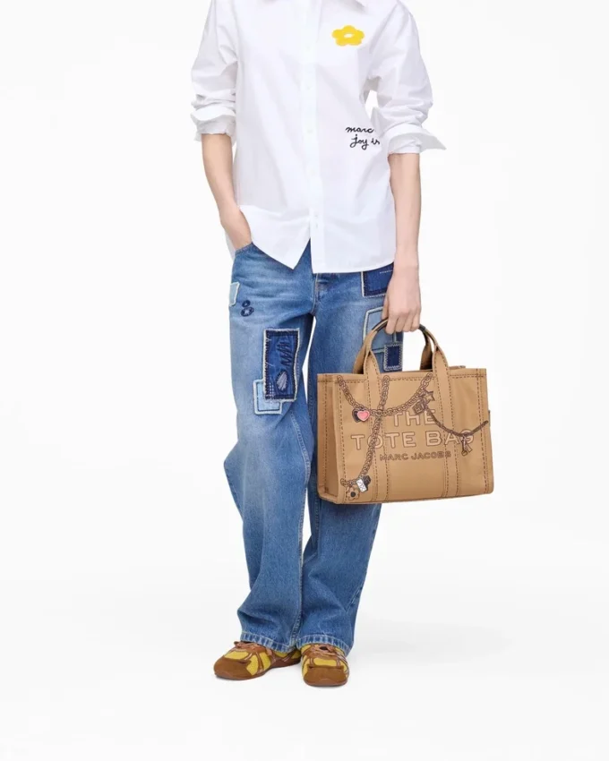 The Tote Bag media in tela con charm Trompe L’Oeil The Tote Bag media in tela con charm Trompe L’Oeil